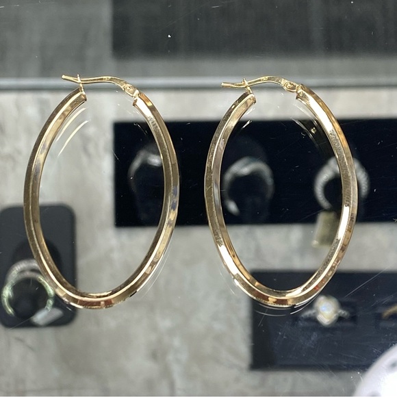 Solid 14k Yellow Gold Women's Oval Hoop Earrings - Picture 1 of 9